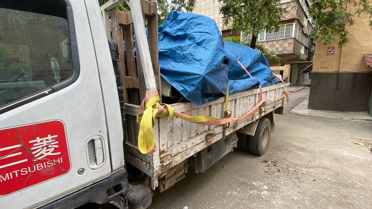 Кузов нашего грузовика с грузом, закреплённым стропами