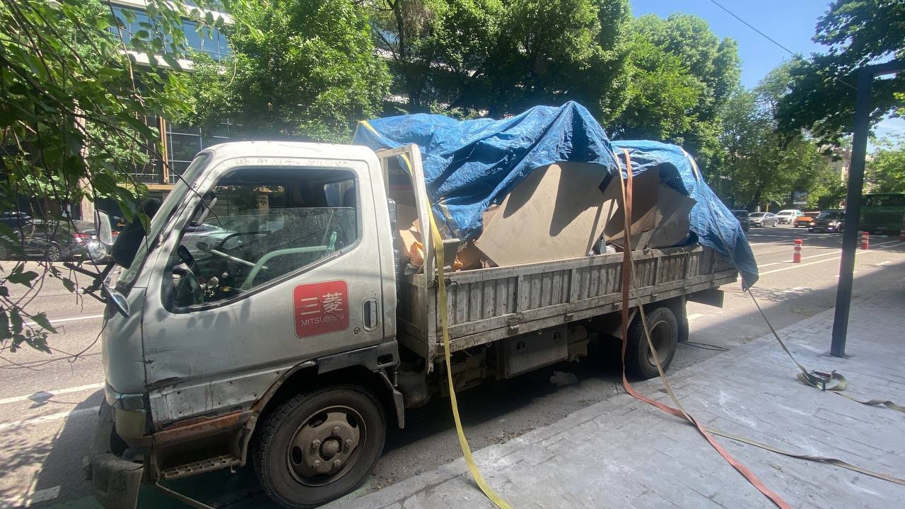 Бортовой грузовик автопарка с грузом — перевозка вещей по Алматы